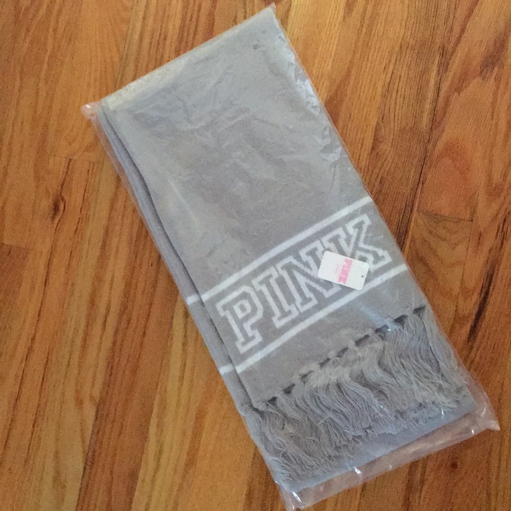 Gray knit scarf